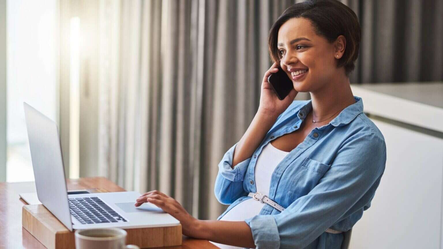 How to create a flexible work environment in 2026 (steps, tips)