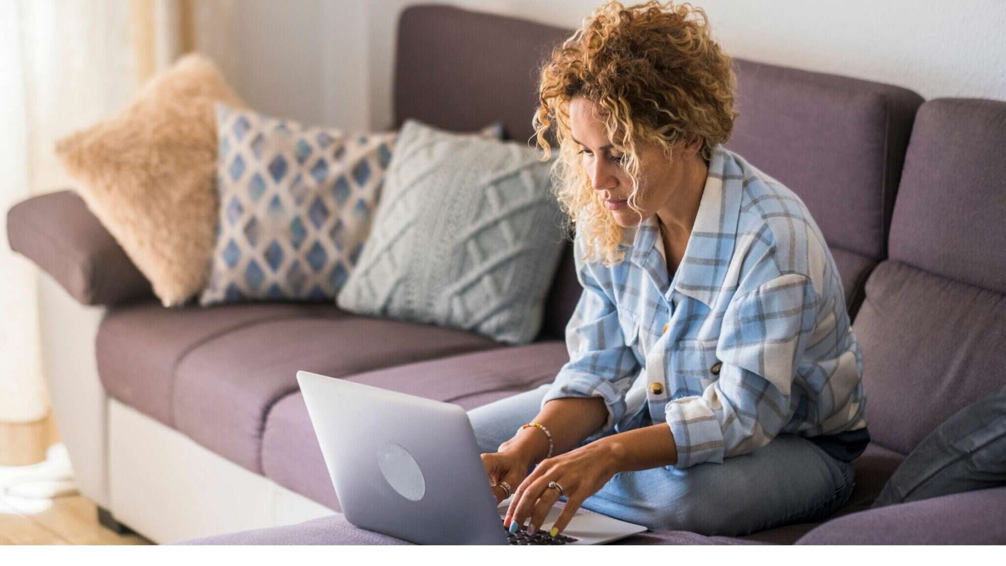 How to create a flexible work environment in 2026 (steps, tips)