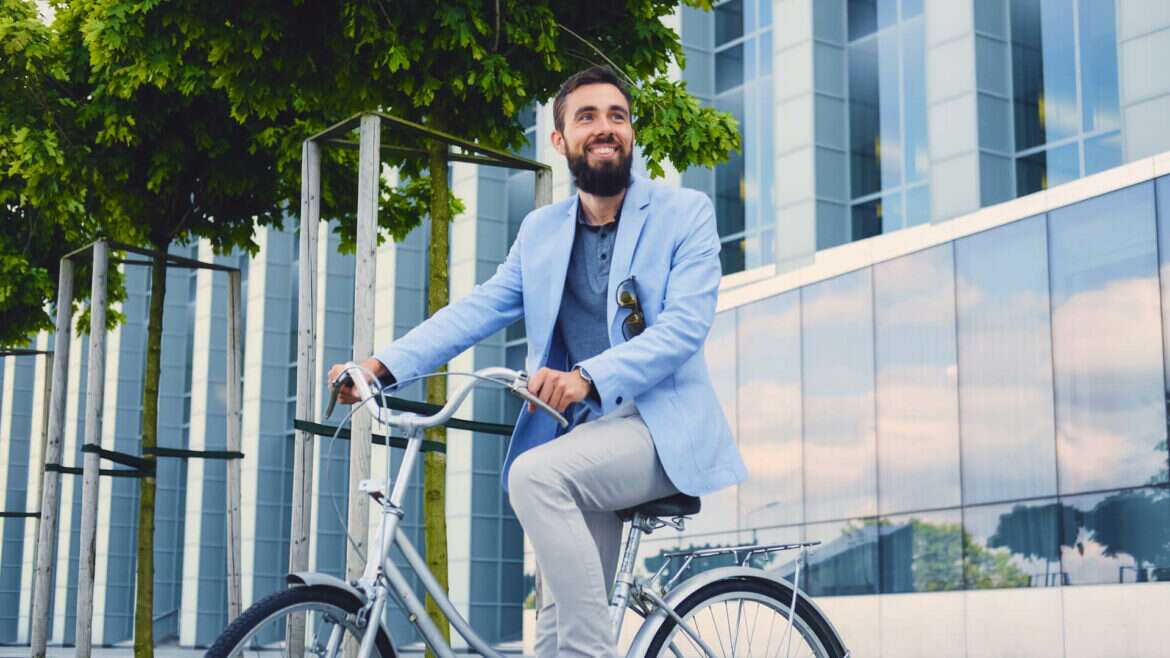 Federal employees return to office